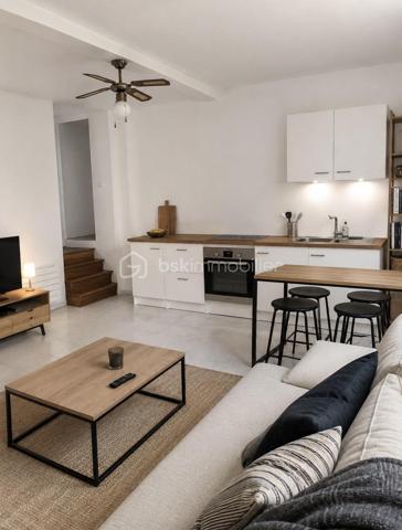 À 10 minutes à pied du RER A, Nanterre ville, cette maison de caractère construite avant 1948 offre des volumes généreux et un potentiel de valorisation immédiate exceptionnel.

Implantée sur un terrain de 143 m², elle se compose au rez-de-chaussée d'une entrée avec véranda, d'un séjour cuisine ouvert de 24,5 m², d'une chambre, d'une salle d'eau et d'un WC. À l'étage, trois chambres, une salle d'eau, un WC et un dégagement pouvant accueillir un bureau. Les combles accessibles par escalier offrent environ 40 m² supplémentaires à aménager selon vos projets. Une terrasse de 65 m² entourée d'arbres complète agréablement cet ensemble.

En sous-bassement, une dépendance de 36 m² (ancien garage transformé) constitue un grand studio ou T2 indépendant, idéal pour générer des potentiels revenus locatifs ou accueillir des proches.

Pourquoi ce bien est une opportunité :

quelques travaux ciblés, notamment l'installation d'une pompe à chaleur air/eau, permettent de faire passer le DPE de E à C, augmentant significativement la valeur du bien. La colocation y est naturellement adaptée, la maison mitoyenne en faisant déjà l'objet avec succès. La proximité du RER A, des universités et des transports en fait un actif locatif de premier ordre.

À visiter sans tarder. Bien rare sur ce secteur.