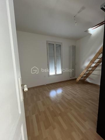 À 10 minutes à pied du RER A, Nanterre ville, cette maison de caractère construite avant 1948 offre des volumes généreux et un potentiel de valorisation immédiate exceptionnel.

Implantée sur un terrain de 143 m², elle se compose au rez-de-chaussée d'une entrée avec véranda, d'un séjour cuisine ouvert de 24,5 m², d'une chambre, d'une salle d'eau et d'un WC. À l'étage, trois chambres, une salle d'eau, un WC et un dégagement pouvant accueillir un bureau. Les combles accessibles par escalier offrent environ 40 m² supplémentaires à aménager selon vos projets. Une terrasse de 65 m² entourée d'arbres complète agréablement cet ensemble.

En sous-bassement, une dépendance de 36 m² (ancien garage transformé) constitue un grand studio ou T2 indépendant, idéal pour générer des potentiels revenus locatifs ou accueillir des proches.

Pourquoi ce bien est une opportunité :

quelques travaux ciblés, notamment l'installation d'une pompe à chaleur air/eau, permettent de faire passer le DPE de E à C, augmentant significativement la valeur du bien. La colocation y est naturellement adaptée, la maison mitoyenne en faisant déjà l'objet avec succès. La proximité du RER A, des universités et des transports en fait un actif locatif de premier ordre.

À visiter sans tarder. Bien rare sur ce secteur.