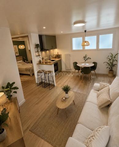 À 10 minutes à pied du RER A, Nanterre ville, cette maison de caractère construite avant 1948 offre des volumes généreux et un potentiel de valorisation immédiate exceptionnel.

Implantée sur un terrain de 143 m², elle se compose au rez-de-chaussée d'une entrée avec véranda, d'un séjour cuisine ouvert de 24,5 m², d'une chambre, d'une salle d'eau et d'un WC. À l'étage, trois chambres, une salle d'eau, un WC et un dégagement pouvant accueillir un bureau. Les combles accessibles par escalier offrent environ 40 m² supplémentaires à aménager selon vos projets. Une terrasse de 65 m² entourée d'arbres complète agréablement cet ensemble.

En sous-bassement, une dépendance de 36 m² (ancien garage transformé) constitue un grand studio ou T2 indépendant, idéal pour générer des potentiels revenus locatifs ou accueillir des proches.

Pourquoi ce bien est une opportunité :

quelques travaux ciblés, notamment l'installation d'une pompe à chaleur air/eau, permettent de faire passer le DPE de E à C, augmentant significativement la valeur du bien. La colocation y est naturellement adaptée, la maison mitoyenne en faisant déjà l'objet avec succès. La proximité du RER A, des universités et des transports en fait un actif locatif de premier ordre.

À visiter sans tarder. Bien rare sur ce secteur.