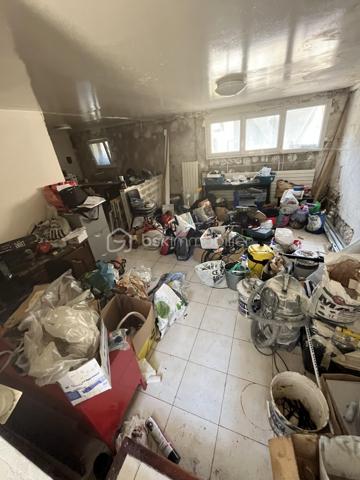 À 10 minutes à pied du RER A, Nanterre ville, cette maison de caractère construite avant 1948 offre des volumes généreux et un potentiel de valorisation immédiate exceptionnel.

Implantée sur un terrain de 143 m², elle se compose au rez-de-chaussée d'une entrée avec véranda, d'un séjour cuisine ouvert de 24,5 m², d'une chambre, d'une salle d'eau et d'un WC. À l'étage, trois chambres, une salle d'eau, un WC et un dégagement pouvant accueillir un bureau. Les combles accessibles par escalier offrent environ 40 m² supplémentaires à aménager selon vos projets. Une terrasse de 65 m² entourée d'arbres complète agréablement cet ensemble.

En sous-bassement, une dépendance de 36 m² (ancien garage transformé) constitue un grand studio ou T2 indépendant, idéal pour générer des potentiels revenus locatifs ou accueillir des proches.

Pourquoi ce bien est une opportunité :

quelques travaux ciblés, notamment l'installation d'une pompe à chaleur air/eau, permettent de faire passer le DPE de E à C, augmentant significativement la valeur du bien. La colocation y est naturellement adaptée, la maison mitoyenne en faisant déjà l'objet avec succès. La proximité du RER A, des universités et des transports en fait un actif locatif de premier ordre.

À visiter sans tarder. Bien rare sur ce secteur.
