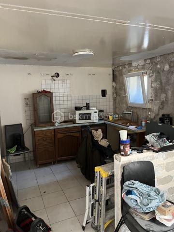 À 10 minutes à pied du RER A, Nanterre ville, cette maison de caractère construite avant 1948 offre des volumes généreux et un potentiel de valorisation immédiate exceptionnel.

Implantée sur un terrain de 143 m², elle se compose au rez-de-chaussée d'une entrée avec véranda, d'un séjour cuisine ouvert de 24,5 m², d'une chambre, d'une salle d'eau et d'un WC. À l'étage, trois chambres, une salle d'eau, un WC et un dégagement pouvant accueillir un bureau. Les combles accessibles par escalier offrent environ 40 m² supplémentaires à aménager selon vos projets. Une terrasse de 65 m² entourée d'arbres complète agréablement cet ensemble.

En sous-bassement, une dépendance de 36 m² (ancien garage transformé) constitue un grand studio ou T2 indépendant, idéal pour générer des potentiels revenus locatifs ou accueillir des proches.

Pourquoi ce bien est une opportunité :

quelques travaux ciblés, notamment l'installation d'une pompe à chaleur air/eau, permettent de faire passer le DPE de E à C, augmentant significativement la valeur du bien. La colocation y est naturellement adaptée, la maison mitoyenne en faisant déjà l'objet avec succès. La proximité du RER A, des universités et des transports en fait un actif locatif de premier ordre.

À visiter sans tarder. Bien rare sur ce secteur.