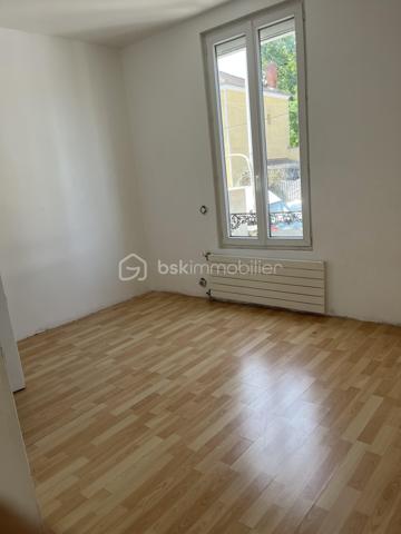 À 10 minutes à pied du RER A, Nanterre ville, cette maison de caractère construite avant 1948 offre des volumes généreux et un potentiel de valorisation immédiate exceptionnel.

Implantée sur un terrain de 143 m², elle se compose au rez-de-chaussée d'une entrée avec véranda, d'un séjour cuisine ouvert de 24,5 m², d'une chambre, d'une salle d'eau et d'un WC. À l'étage, trois chambres, une salle d'eau, un WC et un dégagement pouvant accueillir un bureau. Les combles accessibles par escalier offrent environ 40 m² supplémentaires à aménager selon vos projets. Une terrasse de 65 m² entourée d'arbres complète agréablement cet ensemble.

En sous-bassement, une dépendance de 36 m² (ancien garage transformé) constitue un grand studio ou T2 indépendant, idéal pour générer des potentiels revenus locatifs ou accueillir des proches.

Pourquoi ce bien est une opportunité :

quelques travaux ciblés, notamment l'installation d'une pompe à chaleur air/eau, permettent de faire passer le DPE de E à C, augmentant significativement la valeur du bien. La colocation y est naturellement adaptée, la maison mitoyenne en faisant déjà l'objet avec succès. La proximité du RER A, des universités et des transports en fait un actif locatif de premier ordre.

À visiter sans tarder. Bien rare sur ce secteur.