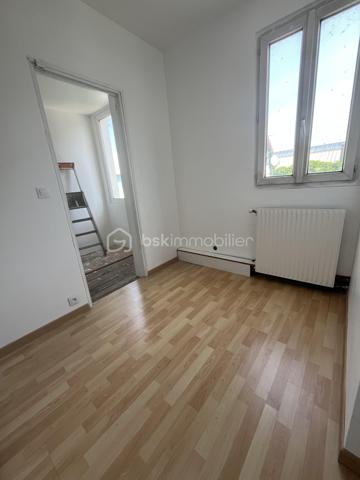 À 10 minutes à pied du RER A, Nanterre ville, cette maison de caractère construite avant 1948 offre des volumes généreux et un potentiel de valorisation immédiate exceptionnel.

Implantée sur un terrain de 143 m², elle se compose au rez-de-chaussée d'une entrée avec véranda, d'un séjour cuisine ouvert de 24,5 m², d'une chambre, d'une salle d'eau et d'un WC. À l'étage, trois chambres, une salle d'eau, un WC et un dégagement pouvant accueillir un bureau. Les combles accessibles par escalier offrent environ 40 m² supplémentaires à aménager selon vos projets. Une terrasse de 65 m² entourée d'arbres complète agréablement cet ensemble.

En sous-bassement, une dépendance de 36 m² (ancien garage transformé) constitue un grand studio ou T2 indépendant, idéal pour générer des potentiels revenus locatifs ou accueillir des proches.

Pourquoi ce bien est une opportunité :

quelques travaux ciblés, notamment l'installation d'une pompe à chaleur air/eau, permettent de faire passer le DPE de E à C, augmentant significativement la valeur du bien. La colocation y est naturellement adaptée, la maison mitoyenne en faisant déjà l'objet avec succès. La proximité du RER A, des universités et des transports en fait un actif locatif de premier ordre.

À visiter sans tarder. Bien rare sur ce secteur.