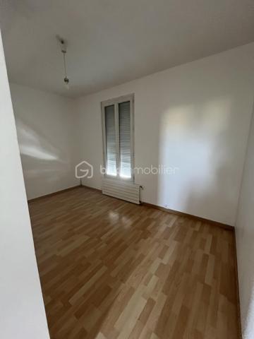 À 10 minutes à pied du RER A, Nanterre ville, cette maison de caractère construite avant 1948 offre des volumes généreux et un potentiel de valorisation immédiate exceptionnel.

Implantée sur un terrain de 143 m², elle se compose au rez-de-chaussée d'une entrée avec véranda, d'un séjour cuisine ouvert de 24,5 m², d'une chambre, d'une salle d'eau et d'un WC. À l'étage, trois chambres, une salle d'eau, un WC et un dégagement pouvant accueillir un bureau. Les combles accessibles par escalier offrent environ 40 m² supplémentaires à aménager selon vos projets. Une terrasse de 65 m² entourée d'arbres complète agréablement cet ensemble.

En sous-bassement, une dépendance de 36 m² (ancien garage transformé) constitue un grand studio ou T2 indépendant, idéal pour générer des potentiels revenus locatifs ou accueillir des proches.

Pourquoi ce bien est une opportunité :

quelques travaux ciblés, notamment l'installation d'une pompe à chaleur air/eau, permettent de faire passer le DPE de E à C, augmentant significativement la valeur du bien. La colocation y est naturellement adaptée, la maison mitoyenne en faisant déjà l'objet avec succès. La proximité du RER A, des universités et des transports en fait un actif locatif de premier ordre.

À visiter sans tarder. Bien rare sur ce secteur.
