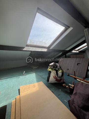 À 10 minutes à pied du RER A, Nanterre ville, cette maison de caractère construite avant 1948 offre des volumes généreux et un potentiel de valorisation immédiate exceptionnel.

Implantée sur un terrain de 143 m², elle se compose au rez-de-chaussée d'une entrée avec véranda, d'un séjour cuisine ouvert de 24,5 m², d'une chambre, d'une salle d'eau et d'un WC. À l'étage, trois chambres, une salle d'eau, un WC et un dégagement pouvant accueillir un bureau. Les combles accessibles par escalier offrent environ 40 m² supplémentaires à aménager selon vos projets. Une terrasse de 65 m² entourée d'arbres complète agréablement cet ensemble.

En sous-bassement, une dépendance de 36 m² (ancien garage transformé) constitue un grand studio ou T2 indépendant, idéal pour générer des potentiels revenus locatifs ou accueillir des proches.

Pourquoi ce bien est une opportunité :

quelques travaux ciblés, notamment l'installation d'une pompe à chaleur air/eau, permettent de faire passer le DPE de E à C, augmentant significativement la valeur du bien. La colocation y est naturellement adaptée, la maison mitoyenne en faisant déjà l'objet avec succès. La proximité du RER A, des universités et des transports en fait un actif locatif de premier ordre.

À visiter sans tarder. Bien rare sur ce secteur.