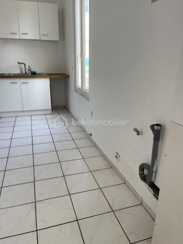 À 10 minutes à pied du RER A, Nanterre ville, cette maison de caractère construite avant 1948 offre des volumes généreux et un potentiel de valorisation immédiate exceptionnel.

Implantée sur un terrain de 143 m², elle se compose au rez-de-chaussée d'une entrée avec véranda, d'un séjour cuisine ouvert de 24,5 m², d'une chambre, d'une salle d'eau et d'un WC. À l'étage, trois chambres, une salle d'eau, un WC et un dégagement pouvant accueillir un bureau. Les combles accessibles par escalier offrent environ 40 m² supplémentaires à aménager selon vos projets. Une terrasse de 65 m² entourée d'arbres complète agréablement cet ensemble.

En sous-bassement, une dépendance de 36 m² (ancien garage transformé) constitue un grand studio ou T2 indépendant, idéal pour générer des potentiels revenus locatifs ou accueillir des proches.

Pourquoi ce bien est une opportunité :

quelques travaux ciblés, notamment l'installation d'une pompe à chaleur air/eau, permettent de faire passer le DPE de E à C, augmentant significativement la valeur du bien. La colocation y est naturellement adaptée, la maison mitoyenne en faisant déjà l'objet avec succès. La proximité du RER A, des universités et des transports en fait un actif locatif de premier ordre.

À visiter sans tarder. Bien rare sur ce secteur.