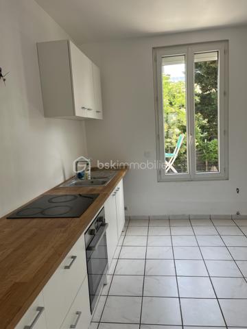 À 10 minutes à pied du RER A, Nanterre ville, cette maison de caractère construite avant 1948 offre des volumes généreux et un potentiel de valorisation immédiate exceptionnel.

Implantée sur un terrain de 143 m², elle se compose au rez-de-chaussée d'une entrée avec véranda, d'un séjour cuisine ouvert de 24,5 m², d'une chambre, d'une salle d'eau et d'un WC. À l'étage, trois chambres, une salle d'eau, un WC et un dégagement pouvant accueillir un bureau. Les combles accessibles par escalier offrent environ 40 m² supplémentaires à aménager selon vos projets. Une terrasse de 65 m² entourée d'arbres complète agréablement cet ensemble.

En sous-bassement, une dépendance de 36 m² (ancien garage transformé) constitue un grand studio ou T2 indépendant, idéal pour générer des potentiels revenus locatifs ou accueillir des proches.

Pourquoi ce bien est une opportunité :

quelques travaux ciblés, notamment l'installation d'une pompe à chaleur air/eau, permettent de faire passer le DPE de E à C, augmentant significativement la valeur du bien. La colocation y est naturellement adaptée, la maison mitoyenne en faisant déjà l'objet avec succès. La proximité du RER A, des universités et des transports en fait un actif locatif de premier ordre.

À visiter sans tarder. Bien rare sur ce secteur.