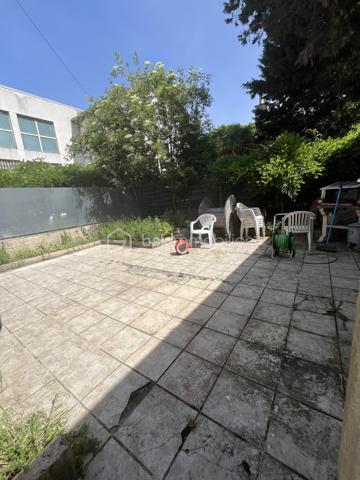 À 10 minutes à pied du RER A, Nanterre ville, cette maison de caractère construite avant 1948 offre des volumes généreux et un potentiel de valorisation immédiate exceptionnel.

Implantée sur un terrain de 143 m², elle se compose au rez-de-chaussée d'une entrée avec véranda, d'un séjour cuisine ouvert de 24,5 m², d'une chambre, d'une salle d'eau et d'un WC. À l'étage, trois chambres, une salle d'eau, un WC et un dégagement pouvant accueillir un bureau. Les combles accessibles par escalier offrent environ 40 m² supplémentaires à aménager selon vos projets. Une terrasse de 65 m² entourée d'arbres complète agréablement cet ensemble.

En sous-bassement, une dépendance de 36 m² (ancien garage transformé) constitue un grand studio ou T2 indépendant, idéal pour générer des potentiels revenus locatifs ou accueillir des proches.

Pourquoi ce bien est une opportunité :

quelques travaux ciblés, notamment l'installation d'une pompe à chaleur air/eau, permettent de faire passer le DPE de E à C, augmentant significativement la valeur du bien. La colocation y est naturellement adaptée, la maison mitoyenne en faisant déjà l'objet avec succès. La proximité du RER A, des universités et des transports en fait un actif locatif de premier ordre.

À visiter sans tarder. Bien rare sur ce secteur.