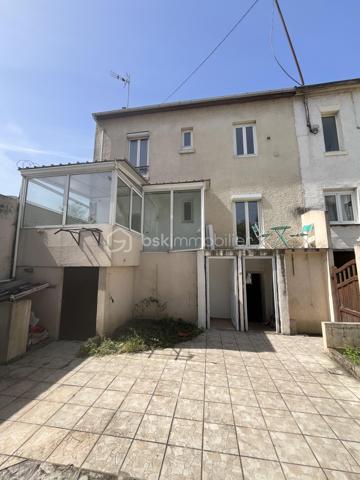 À 10 minutes à pied du RER A, Nanterre ville, cette maison de caractère construite avant 1948 offre des volumes généreux et un potentiel de valorisation immédiate exceptionnel.

Implantée sur un terrain de 143 m², elle se compose au rez-de-chaussée d'une entrée avec véranda, d'un séjour cuisine ouvert de 24,5 m², d'une chambre, d'une salle d'eau et d'un WC. À l'étage, trois chambres, une salle d'eau, un WC et un dégagement pouvant accueillir un bureau. Les combles accessibles par escalier offrent environ 40 m² supplémentaires à aménager selon vos projets. Une terrasse de 65 m² entourée d'arbres complète agréablement cet ensemble.

En sous-bassement, une dépendance de 36 m² (ancien garage transformé) constitue un grand studio ou T2 indépendant, idéal pour générer des potentiels revenus locatifs ou accueillir des proches.

Pourquoi ce bien est une opportunité :

quelques travaux ciblés, notamment l'installation d'une pompe à chaleur air/eau, permettent de faire passer le DPE de E à C, augmentant significativement la valeur du bien. La colocation y est naturellement adaptée, la maison mitoyenne en faisant déjà l'objet avec succès. La proximité du RER A, des universités et des transports en fait un actif locatif de premier ordre.

À visiter sans tarder. Bien rare sur ce secteur.