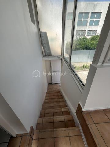 À 10 minutes à pied du RER A, Nanterre ville, cette maison de caractère construite avant 1948 offre des volumes généreux et un potentiel de valorisation immédiate exceptionnel.

Implantée sur un terrain de 143 m², elle se compose au rez-de-chaussée d'une entrée avec véranda, d'un séjour cuisine ouvert de 24,5 m², d'une chambre, d'une salle d'eau et d'un WC. À l'étage, trois chambres, une salle d'eau, un WC et un dégagement pouvant accueillir un bureau. Les combles accessibles par escalier offrent environ 40 m² supplémentaires à aménager selon vos projets. Une terrasse de 65 m² entourée d'arbres complète agréablement cet ensemble.

En sous-bassement, une dépendance de 36 m² (ancien garage transformé) constitue un grand studio ou T2 indépendant, idéal pour générer des potentiels revenus locatifs ou accueillir des proches.

Pourquoi ce bien est une opportunité :

quelques travaux ciblés, notamment l'installation d'une pompe à chaleur air/eau, permettent de faire passer le DPE de E à C, augmentant significativement la valeur du bien. La colocation y est naturellement adaptée, la maison mitoyenne en faisant déjà l'objet avec succès. La proximité du RER A, des universités et des transports en fait un actif locatif de premier ordre.

À visiter sans tarder. Bien rare sur ce secteur.