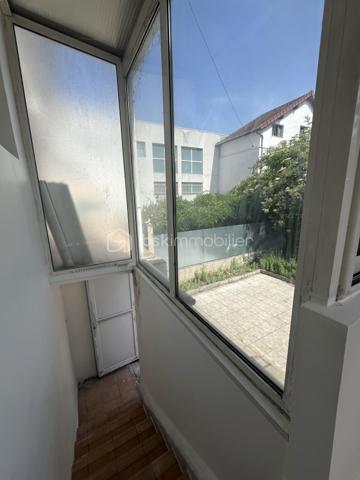 À 10 minutes à pied du RER A, Nanterre ville, cette maison de caractère construite avant 1948 offre des volumes généreux et un potentiel de valorisation immédiate exceptionnel.

Implantée sur un terrain de 143 m², elle se compose au rez-de-chaussée d'une entrée avec véranda, d'un séjour cuisine ouvert de 24,5 m², d'une chambre, d'une salle d'eau et d'un WC. À l'étage, trois chambres, une salle d'eau, un WC et un dégagement pouvant accueillir un bureau. Les combles accessibles par escalier offrent environ 40 m² supplémentaires à aménager selon vos projets. Une terrasse de 65 m² entourée d'arbres complète agréablement cet ensemble.

En sous-bassement, une dépendance de 36 m² (ancien garage transformé) constitue un grand studio ou T2 indépendant, idéal pour générer des potentiels revenus locatifs ou accueillir des proches.

Pourquoi ce bien est une opportunité :

quelques travaux ciblés, notamment l'installation d'une pompe à chaleur air/eau, permettent de faire passer le DPE de E à C, augmentant significativement la valeur du bien. La colocation y est naturellement adaptée, la maison mitoyenne en faisant déjà l'objet avec succès. La proximité du RER A, des universités et des transports en fait un actif locatif de premier ordre.

À visiter sans tarder. Bien rare sur ce secteur.