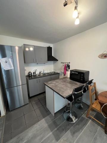 À Franconville (Val-d'Oise, 95130), ce grand studio de 35,13 m2 propose un espace de vie avec coin nuit distinct et une cave. Sa surface, généreuse pour cette catégorie, et sa configuration pratique en font un bien adapté à un primo-accédant, un jeune actif ou toute personne cherchant à s'installer dans la proche couronne parisienne avec une première acquisition accessible.

Agencement
Le studio de 35,13 m' dispose d'un coin nuit clairement identifié, permettant une séparation naturelle entre l'espace de repos et l'espace de vie. Ce point est déterminant dans cette catégorie: un coin nuit délimité améliore le confort quotidien et la perception de l'espace, par rapport à un studio entièrement ouvert. Sa surface, au-dessus de la moyenne des studios commercialisés dans le secteur, offre une liberté d'aménagement supérieure.

Cave
Une cave complète le studio, offrant un espace de rangement supplémentaire en dehors du logement. Dans un bien de 35 m2, la cave est un complément utile pour stocker affaires de saison, matériel ou équipements sans encombrer l'espace de vie principal.

Franconville — secteur et accessibilité

Franconville est l'une des communes bien positionnées du Val-d'Oise pour un primo-accédant visant la proche couronne nord de Paris. Desservie par le Transilien (ligne H, Paris Saint-Lazare / Paris Nord via Pontoise), elle permet de rejoindre la capitale en une trentaine de minutes depuis la gare. Les commerces, supermarchés, équipements sportifs et établissements scolaires sont nombreux et accessibles au quotidien, ce qui en fait une commune autonome sans dépendance exclusive à Paris.

Points forts et public visé

Un studio de 35 m2 avec coin nuit distinct et cave est un produit cohérent pour un célibataire actif, un étudiant avancé ou un primo-accédant souhaitant constituer un premier patrimoine immobilier dans la proche couronne parisienne. Ce type de bien présente généralement des charges de copropriété contenues et un entretien simplifié. La cave apporte une utilité concrète pour compenser la surface du studio et facilite une installation sans compromis sur le stockage.

Grand studio avec coin nuit et cave à Franconville - première acquisition en proche couronne parisienne.