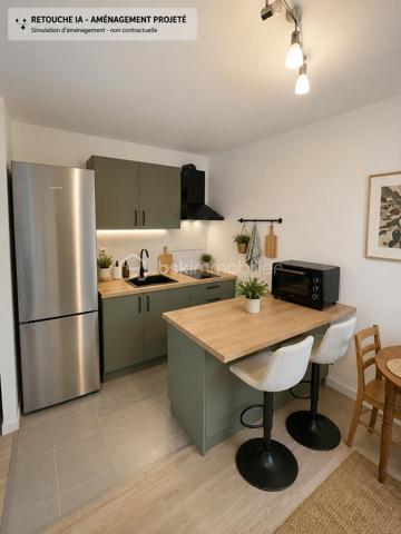 À Franconville (Val-d'Oise, 95130), ce grand studio de 35,13 m2 propose un espace de vie avec coin nuit distinct et une cave. Sa surface, généreuse pour cette catégorie, et sa configuration pratique en font un bien adapté à un primo-accédant, un jeune actif ou toute personne cherchant à s'installer dans la proche couronne parisienne avec une première acquisition accessible.

Agencement
Le studio de 35,13 m' dispose d'un coin nuit clairement identifié, permettant une séparation naturelle entre l'espace de repos et l'espace de vie. Ce point est déterminant dans cette catégorie: un coin nuit délimité améliore le confort quotidien et la perception de l'espace, par rapport à un studio entièrement ouvert. Sa surface, au-dessus de la moyenne des studios commercialisés dans le secteur, offre une liberté d'aménagement supérieure.

Cave
Une cave complète le studio, offrant un espace de rangement supplémentaire en dehors du logement. Dans un bien de 35 m2, la cave est un complément utile pour stocker affaires de saison, matériel ou équipements sans encombrer l'espace de vie principal.

Franconville — secteur et accessibilité

Franconville est l'une des communes bien positionnées du Val-d'Oise pour un primo-accédant visant la proche couronne nord de Paris. Desservie par le Transilien (ligne H, Paris Saint-Lazare / Paris Nord via Pontoise), elle permet de rejoindre la capitale en une trentaine de minutes depuis la gare. Les commerces, supermarchés, équipements sportifs et établissements scolaires sont nombreux et accessibles au quotidien, ce qui en fait une commune autonome sans dépendance exclusive à Paris.

Points forts et public visé

Un studio de 35 m2 avec coin nuit distinct et cave est un produit cohérent pour un célibataire actif, un étudiant avancé ou un primo-accédant souhaitant constituer un premier patrimoine immobilier dans la proche couronne parisienne. Ce type de bien présente généralement des charges de copropriété contenues et un entretien simplifié. La cave apporte une utilité concrète pour compenser la surface du studio et facilite une installation sans compromis sur le stockage.

Grand studio avec coin nuit et cave à Franconville - première acquisition en proche couronne parisienne.