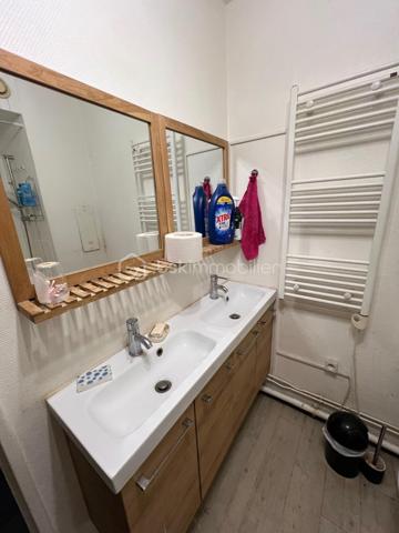 À Franconville (Val-d'Oise, 95130), ce grand studio de 35,13 m2 propose un espace de vie avec coin nuit distinct et une cave. Sa surface, généreuse pour cette catégorie, et sa configuration pratique en font un bien adapté à un primo-accédant, un jeune actif ou toute personne cherchant à s'installer dans la proche couronne parisienne avec une première acquisition accessible.

Agencement
Le studio de 35,13 m' dispose d'un coin nuit clairement identifié, permettant une séparation naturelle entre l'espace de repos et l'espace de vie. Ce point est déterminant dans cette catégorie: un coin nuit délimité améliore le confort quotidien et la perception de l'espace, par rapport à un studio entièrement ouvert. Sa surface, au-dessus de la moyenne des studios commercialisés dans le secteur, offre une liberté d'aménagement supérieure.

Cave
Une cave complète le studio, offrant un espace de rangement supplémentaire en dehors du logement. Dans un bien de 35 m2, la cave est un complément utile pour stocker affaires de saison, matériel ou équipements sans encombrer l'espace de vie principal.

Franconville — secteur et accessibilité

Franconville est l'une des communes bien positionnées du Val-d'Oise pour un primo-accédant visant la proche couronne nord de Paris. Desservie par le Transilien (ligne H, Paris Saint-Lazare / Paris Nord via Pontoise), elle permet de rejoindre la capitale en une trentaine de minutes depuis la gare. Les commerces, supermarchés, équipements sportifs et établissements scolaires sont nombreux et accessibles au quotidien, ce qui en fait une commune autonome sans dépendance exclusive à Paris.

Points forts et public visé

Un studio de 35 m2 avec coin nuit distinct et cave est un produit cohérent pour un célibataire actif, un étudiant avancé ou un primo-accédant souhaitant constituer un premier patrimoine immobilier dans la proche couronne parisienne. Ce type de bien présente généralement des charges de copropriété contenues et un entretien simplifié. La cave apporte une utilité concrète pour compenser la surface du studio et facilite une installation sans compromis sur le stockage.

Grand studio avec coin nuit et cave à Franconville - première acquisition en proche couronne parisienne.