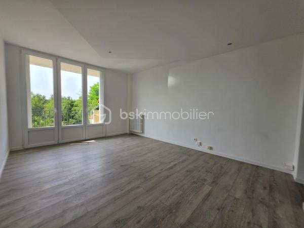 Quartier de la gare RER E du RAINCY, à 5 min à pieds de tous les commerces et des transports, dans une rue calme pavillonnaire, avenue Maurice, venez découvrir dans cette magnifique résidence édifiée en 1977, cet appartement 2 pièces rénové de 44m² avec balcon, parking, cave et séchoir !

RAVALEMENT, ISOLATION EXTERIEURE, ETANCHEITE DES TOITURES, REMLACEMENT DES INTERPHONES, ETC 
TRAVAUX PAYES, grâce aux travaux le DPE va s'améliorer ! 

LES ATOUTS DU BIEN
• Bel immeuble entretenu
• Double exposition EST - OUEST
• Radiateurs en fonte
• RENOVATION récente
• Quartier recherché
• Place de parking pouvant accueillir 2 voitures

AGENCEMENT
• Entrée avec placard (4,7m²)
• Séjour (16,7m²)
• Balcon (3m²)
• Cuisine (7m²)
• Salle de bains avec WC (3,4m²)
• Chambre avec placard (12,20m²)

INFORMATIONS TECHNIQUES
• Chauffage collectif GAZ
• Double vitrage PVC avec volet

INFORMATIONS FINANCIERES
• DPE E minimum D après TRAVAUX
• Charges de copropriété : 258 € / mois (3100 € / an) comprenant eau froide, eau chaude, chauffage, fond travaux, parties communes
• Taxe foncière : 1047 €

COPROPRIETE
• Immeuble de 27 lots principaux (11 appartements dans l'immeuble)
• Pas de procédure en cours
• Nombre de lots annoncés : 4

Offrez-vous ce coin de paradis aux portes de Paris, avec toutes les commodités à pied !

Ludovic MOREL
Votre Partenaire Immobilier
Depuis 2010

•••