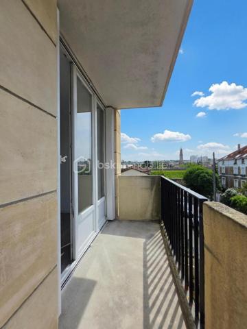 Quartier de la gare RER E du RAINCY, à 5 min à pieds de tous les commerces et des transports, dans une rue calme pavillonnaire, avenue Maurice, venez découvrir dans cette magnifique résidence édifiée en 1977, cet appartement 2 pièces rénové de 44m² avec balcon, parking, cave et séchoir !

RAVALEMENT, ISOLATION EXTERIEURE, ETANCHEITE DES TOITURES, REMLACEMENT DES INTERPHONES, ETC 
TRAVAUX PAYES, grâce aux travaux le DPE va s'améliorer ! 

LES ATOUTS DU BIEN
• Bel immeuble entretenu
• Double exposition EST - OUEST
• Radiateurs en fonte
• RENOVATION récente
• Quartier recherché
• Place de parking pouvant accueillir 2 voitures

AGENCEMENT
• Entrée avec placard (4,7m²)
• Séjour (16,7m²)
• Balcon (3m²)
• Cuisine (7m²)
• Salle de bains avec WC (3,4m²)
• Chambre avec placard (12,20m²)

INFORMATIONS TECHNIQUES
• Chauffage collectif GAZ
• Double vitrage PVC avec volet

INFORMATIONS FINANCIERES
• DPE E minimum D après TRAVAUX
• Charges de copropriété : 258 € / mois (3100 € / an) comprenant eau froide, eau chaude, chauffage, fond travaux, parties communes
• Taxe foncière : 1047 €

COPROPRIETE
• Immeuble de 27 lots principaux (11 appartements dans l'immeuble)
• Pas de procédure en cours
• Nombre de lots annoncés : 4

Offrez-vous ce coin de paradis aux portes de Paris, avec toutes les commodités à pied !

Ludovic MOREL
Votre Partenaire Immobilier
Depuis 2010

•••