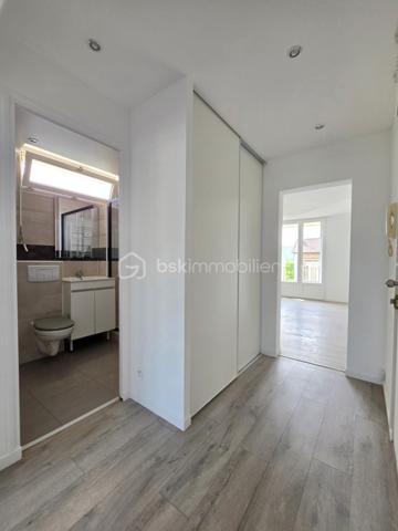 Quartier de la gare RER E du RAINCY, à 5 min à pieds de tous les commerces et des transports, dans une rue calme pavillonnaire, avenue Maurice, venez découvrir dans cette magnifique résidence édifiée en 1977, cet appartement 2 pièces rénové de 44m² avec balcon, parking, cave et séchoir !

RAVALEMENT, ISOLATION EXTERIEURE, ETANCHEITE DES TOITURES, REMLACEMENT DES INTERPHONES, ETC 
TRAVAUX PAYES, grâce aux travaux le DPE va s'améliorer ! 

LES ATOUTS DU BIEN
• Bel immeuble entretenu
• Double exposition EST - OUEST
• Radiateurs en fonte
• RENOVATION récente
• Quartier recherché
• Place de parking pouvant accueillir 2 voitures

AGENCEMENT
• Entrée avec placard (4,7m²)
• Séjour (16,7m²)
• Balcon (3m²)
• Cuisine (7m²)
• Salle de bains avec WC (3,4m²)
• Chambre avec placard (12,20m²)

INFORMATIONS TECHNIQUES
• Chauffage collectif GAZ
• Double vitrage PVC avec volet

INFORMATIONS FINANCIERES
• DPE E minimum D après TRAVAUX
• Charges de copropriété : 258 € / mois (3100 € / an) comprenant eau froide, eau chaude, chauffage, fond travaux, parties communes
• Taxe foncière : 1047 €

COPROPRIETE
• Immeuble de 27 lots principaux (11 appartements dans l'immeuble)
• Pas de procédure en cours
• Nombre de lots annoncés : 4

Offrez-vous ce coin de paradis aux portes de Paris, avec toutes les commodités à pied !

Ludovic MOREL
Votre Partenaire Immobilier
Depuis 2010

•••