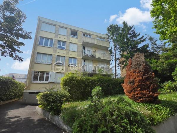 Quartier de la gare RER E du RAINCY, à 5 min à pieds de tous les commerces et des transports, dans une rue calme pavillonnaire, avenue Maurice, venez découvrir dans cette magnifique résidence édifiée en 1977, cet appartement 2 pièces rénové de 44m² avec balcon, parking, cave et séchoir !

RAVALEMENT, ISOLATION EXTERIEURE, ETANCHEITE DES TOITURES, REMLACEMENT DES INTERPHONES, ETC 
TRAVAUX PAYES, grâce aux travaux le DPE va s'améliorer ! 

LES ATOUTS DU BIEN
• Bel immeuble entretenu
• Double exposition EST - OUEST
• Radiateurs en fonte
• RENOVATION récente
• Quartier recherché
• Place de parking pouvant accueillir 2 voitures

AGENCEMENT
• Entrée avec placard (4,7m²)
• Séjour (16,7m²)
• Balcon (3m²)
• Cuisine (7m²)
• Salle de bains avec WC (3,4m²)
• Chambre avec placard (12,20m²)

INFORMATIONS TECHNIQUES
• Chauffage collectif GAZ
• Double vitrage PVC avec volet

INFORMATIONS FINANCIERES
• DPE E minimum D après TRAVAUX
• Charges de copropriété : 258 € / mois (3100 € / an) comprenant eau froide, eau chaude, chauffage, fond travaux, parties communes
• Taxe foncière : 1047 €

COPROPRIETE
• Immeuble de 27 lots principaux (11 appartements dans l'immeuble)
• Pas de procédure en cours
• Nombre de lots annoncés : 4

Offrez-vous ce coin de paradis aux portes de Paris, avec toutes les commodités à pied !

Ludovic MOREL
Votre Partenaire Immobilier
Depuis 2010

•••