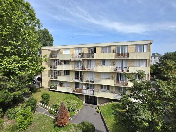 Quartier de la gare RER E du RAINCY, à 5 min à pieds de tous les commerces et des transports, dans une rue calme pavillonnaire, avenue Maurice, venez découvrir dans cette magnifique résidence édifiée en 1977, cet appartement 2 pièces rénové de 44m² avec balcon, parking, cave et séchoir !

RAVALEMENT, ISOLATION EXTERIEURE, ETANCHEITE DES TOITURES, REMLACEMENT DES INTERPHONES, ETC 
TRAVAUX PAYES, grâce aux travaux le DPE va s'améliorer ! 

LES ATOUTS DU BIEN
• Bel immeuble entretenu
• Double exposition EST - OUEST
• Radiateurs en fonte
• RENOVATION récente
• Quartier recherché
• Place de parking pouvant accueillir 2 voitures

AGENCEMENT
• Entrée avec placard (4,7m²)
• Séjour (16,7m²)
• Balcon (3m²)
• Cuisine (7m²)
• Salle de bains avec WC (3,4m²)
• Chambre avec placard (12,20m²)

INFORMATIONS TECHNIQUES
• Chauffage collectif GAZ
• Double vitrage PVC avec volet

INFORMATIONS FINANCIERES
• DPE E minimum D après TRAVAUX
• Charges de copropriété : 258 € / mois (3100 € / an) comprenant eau froide, eau chaude, chauffage, fond travaux, parties communes
• Taxe foncière : 1047 €

COPROPRIETE
• Immeuble de 27 lots principaux (11 appartements dans l'immeuble)
• Pas de procédure en cours
• Nombre de lots annoncés : 4

Offrez-vous ce coin de paradis aux portes de Paris, avec toutes les commodités à pied !

Ludovic MOREL
Votre Partenaire Immobilier
Depuis 2010

•••
