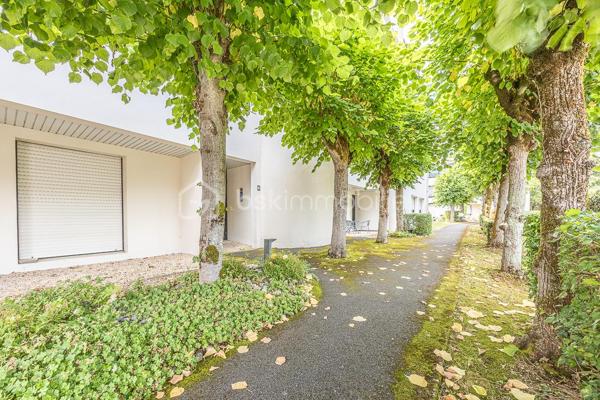 Situé à deux pas du centre-ville de Niort et de Port Boinot, cet appartement T2 meublé très propre bénéficie d'un cadre calme et dispose d'un stationnement dédié. La résidence, récente et bien entretenue, est pourvue d'un ascenseur.
 .
L'entrée dessert une pièce de vie lumineuse ouverte sur la cuisine. Celle-ci peut être totalement fermée par une porte si vous préférez un espace bien distinct. La loggia sans vis-à-vis de plus de 5 m² prolonge agréablement le séjour.
.
La partie nuit comprend une chambre avec baie vitrée donnant sur le balcon, une salle d'eau aveugle, des WC séparés.
.
**À savoir** : 
- L'appartement est vendu meublé et sera libre à compter du 31 décembre 2026. 
- Pas de cave ni de garage. 
- Convient également à un investisseur pour de la location courte durée ou meublée.
- Charges de copropriété prévisionnelles 2026 : 1 269,68 € par an, dont 64,52 € de fonds travaux ; 706,39 € de charges récupérables selon le bilan annuel 2025. 
- Taxe foncière 2025 : 884 €. 
.
Cet appartement correspond à votre projet ?
.
Selon l'article L.561.5 du Code Monétaire et Financier, pour l'organisation de la visite, la présentation d'une pièce d'identité vous sera demandée.
Vous avez la possibilité de vous faire accompagner, lors de la visite, par un professionnel de la construction de votre choix (architecte, expert en bâtiment, maître d'œuvre, artisan, etc.). Cette démarche peut vous permettre d'obtenir un avis technique éclairé sur l'état du bien, d'identifier d'éventuels travaux à prévoir et de sécuriser votre projet d'acquisition. Je vous remercie de bien vouloir m'informer en amont de la visite si vous souhaitez être accompagnés afin de faciliter l'organisation de celle-ci dans les meilleures conditions.
.
Chers confrères, contactez-moi pour travailler en inter-cabinet.