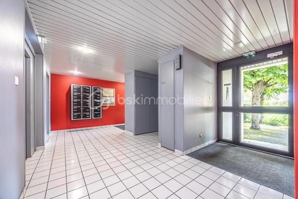 Situé à deux pas du centre-ville de Niort et de Port Boinot, cet appartement T2 meublé très propre bénéficie d'un cadre calme et dispose d'un stationnement dédié. La résidence, récente et bien entretenue, est pourvue d'un ascenseur.
 .
L'entrée dessert une pièce de vie lumineuse ouverte sur la cuisine. Celle-ci peut être totalement fermée par une porte si vous préférez un espace bien distinct. La loggia sans vis-à-vis de plus de 5 m² prolonge agréablement le séjour.
.
La partie nuit comprend une chambre avec baie vitrée donnant sur le balcon, une salle d'eau aveugle, des WC séparés.
.
**À savoir** : 
- L'appartement est vendu meublé et sera libre à compter du 31 décembre 2026. 
- Pas de cave ni de garage. 
- Convient également à un investisseur pour de la location courte durée ou meublée.
- Charges de copropriété prévisionnelles 2026 : 1 269,68 € par an, dont 64,52 € de fonds travaux ; 706,39 € de charges récupérables selon le bilan annuel 2025. 
- Taxe foncière 2025 : 884 €. 
.
Cet appartement correspond à votre projet ?
.
Selon l'article L.561.5 du Code Monétaire et Financier, pour l'organisation de la visite, la présentation d'une pièce d'identité vous sera demandée.
Vous avez la possibilité de vous faire accompagner, lors de la visite, par un professionnel de la construction de votre choix (architecte, expert en bâtiment, maître d'œuvre, artisan, etc.). Cette démarche peut vous permettre d'obtenir un avis technique éclairé sur l'état du bien, d'identifier d'éventuels travaux à prévoir et de sécuriser votre projet d'acquisition. Je vous remercie de bien vouloir m'informer en amont de la visite si vous souhaitez être accompagnés afin de faciliter l'organisation de celle-ci dans les meilleures conditions.
.
Chers confrères, contactez-moi pour travailler en inter-cabinet.