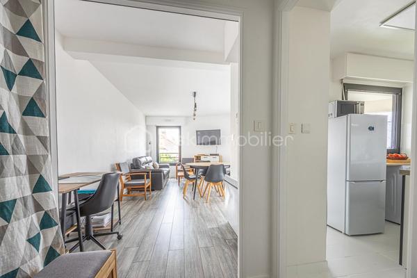 Situé à deux pas du centre-ville de Niort et de Port Boinot, cet appartement T2 meublé très propre bénéficie d'un cadre calme et dispose d'un stationnement dédié. La résidence, récente et bien entretenue, est pourvue d'un ascenseur.
 .
L'entrée dessert une pièce de vie lumineuse ouverte sur la cuisine. Celle-ci peut être totalement fermée par une porte si vous préférez un espace bien distinct. La loggia sans vis-à-vis de plus de 5 m² prolonge agréablement le séjour.
.
La partie nuit comprend une chambre avec baie vitrée donnant sur le balcon, une salle d'eau aveugle, des WC séparés.
.
**À savoir** : 
- L'appartement est vendu meublé et sera libre à compter du 31 décembre 2026. 
- Pas de cave ni de garage. 
- Convient également à un investisseur pour de la location courte durée ou meublée.
- Charges de copropriété prévisionnelles 2026 : 1 269,68 € par an, dont 64,52 € de fonds travaux ; 706,39 € de charges récupérables selon le bilan annuel 2025. 
- Taxe foncière 2025 : 884 €. 
.
Cet appartement correspond à votre projet ?
.
Selon l'article L.561.5 du Code Monétaire et Financier, pour l'organisation de la visite, la présentation d'une pièce d'identité vous sera demandée.
Vous avez la possibilité de vous faire accompagner, lors de la visite, par un professionnel de la construction de votre choix (architecte, expert en bâtiment, maître d'œuvre, artisan, etc.). Cette démarche peut vous permettre d'obtenir un avis technique éclairé sur l'état du bien, d'identifier d'éventuels travaux à prévoir et de sécuriser votre projet d'acquisition. Je vous remercie de bien vouloir m'informer en amont de la visite si vous souhaitez être accompagnés afin de faciliter l'organisation de celle-ci dans les meilleures conditions.
.
Chers confrères, contactez-moi pour travailler en inter-cabinet.
