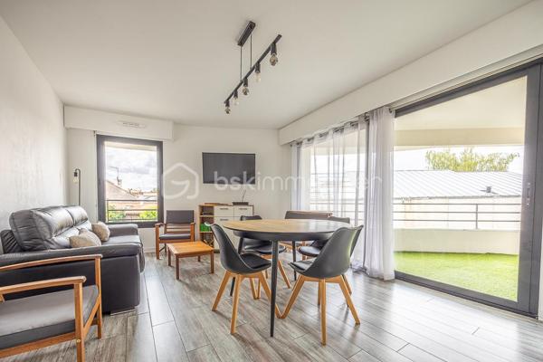 Situé à deux pas du centre-ville de Niort et de Port Boinot, cet appartement T2 meublé très propre bénéficie d'un cadre calme et dispose d'un stationnement dédié. La résidence, récente et bien entretenue, est pourvue d'un ascenseur.
 .
L'entrée dessert une pièce de vie lumineuse ouverte sur la cuisine. Celle-ci peut être totalement fermée par une porte si vous préférez un espace bien distinct. La loggia sans vis-à-vis de plus de 5 m² prolonge agréablement le séjour.
.
La partie nuit comprend une chambre avec baie vitrée donnant sur le balcon, une salle d'eau aveugle, des WC séparés.
.
**À savoir** : 
- L'appartement est vendu meublé et sera libre à compter du 31 décembre 2026. 
- Pas de cave ni de garage. 
- Convient également à un investisseur pour de la location courte durée ou meublée.
- Charges de copropriété prévisionnelles 2026 : 1 269,68 € par an, dont 64,52 € de fonds travaux ; 706,39 € de charges récupérables selon le bilan annuel 2025. 
- Taxe foncière 2025 : 884 €. 
.
Cet appartement correspond à votre projet ?
.
Selon l'article L.561.5 du Code Monétaire et Financier, pour l'organisation de la visite, la présentation d'une pièce d'identité vous sera demandée.
Vous avez la possibilité de vous faire accompagner, lors de la visite, par un professionnel de la construction de votre choix (architecte, expert en bâtiment, maître d'œuvre, artisan, etc.). Cette démarche peut vous permettre d'obtenir un avis technique éclairé sur l'état du bien, d'identifier d'éventuels travaux à prévoir et de sécuriser votre projet d'acquisition. Je vous remercie de bien vouloir m'informer en amont de la visite si vous souhaitez être accompagnés afin de faciliter l'organisation de celle-ci dans les meilleures conditions.
.
Chers confrères, contactez-moi pour travailler en inter-cabinet.
