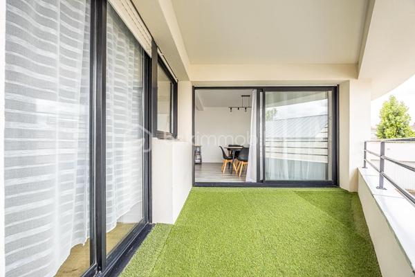 Situé à deux pas du centre-ville de Niort et de Port Boinot, cet appartement T2 meublé très propre bénéficie d'un cadre calme et dispose d'un stationnement dédié. La résidence, récente et bien entretenue, est pourvue d'un ascenseur.
 .
L'entrée dessert une pièce de vie lumineuse ouverte sur la cuisine. Celle-ci peut être totalement fermée par une porte si vous préférez un espace bien distinct. La loggia sans vis-à-vis de plus de 5 m² prolonge agréablement le séjour.
.
La partie nuit comprend une chambre avec baie vitrée donnant sur le balcon, une salle d'eau aveugle, des WC séparés.
.
**À savoir** : 
- L'appartement est vendu meublé et sera libre à compter du 31 décembre 2026. 
- Pas de cave ni de garage. 
- Convient également à un investisseur pour de la location courte durée ou meublée.
- Charges de copropriété prévisionnelles 2026 : 1 269,68 € par an, dont 64,52 € de fonds travaux ; 706,39 € de charges récupérables selon le bilan annuel 2025. 
- Taxe foncière 2025 : 884 €. 
.
Cet appartement correspond à votre projet ?
.
Selon l'article L.561.5 du Code Monétaire et Financier, pour l'organisation de la visite, la présentation d'une pièce d'identité vous sera demandée.
Vous avez la possibilité de vous faire accompagner, lors de la visite, par un professionnel de la construction de votre choix (architecte, expert en bâtiment, maître d'œuvre, artisan, etc.). Cette démarche peut vous permettre d'obtenir un avis technique éclairé sur l'état du bien, d'identifier d'éventuels travaux à prévoir et de sécuriser votre projet d'acquisition. Je vous remercie de bien vouloir m'informer en amont de la visite si vous souhaitez être accompagnés afin de faciliter l'organisation de celle-ci dans les meilleures conditions.
.
Chers confrères, contactez-moi pour travailler en inter-cabinet.