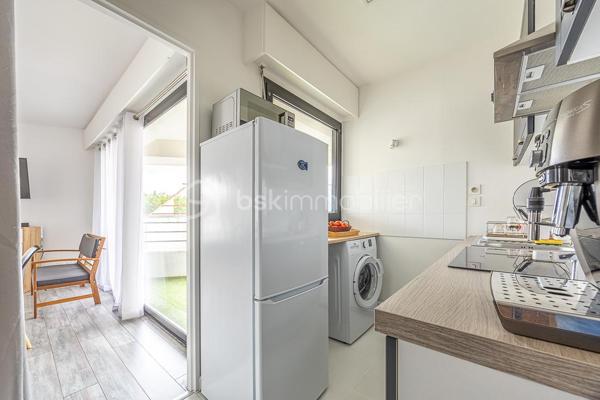 Situé à deux pas du centre-ville de Niort et de Port Boinot, cet appartement T2 meublé très propre bénéficie d'un cadre calme et dispose d'un stationnement dédié. La résidence, récente et bien entretenue, est pourvue d'un ascenseur.
 .
L'entrée dessert une pièce de vie lumineuse ouverte sur la cuisine. Celle-ci peut être totalement fermée par une porte si vous préférez un espace bien distinct. La loggia sans vis-à-vis de plus de 5 m² prolonge agréablement le séjour.
.
La partie nuit comprend une chambre avec baie vitrée donnant sur le balcon, une salle d'eau aveugle, des WC séparés.
.
**À savoir** : 
- L'appartement est vendu meublé et sera libre à compter du 31 décembre 2026. 
- Pas de cave ni de garage. 
- Convient également à un investisseur pour de la location courte durée ou meublée.
- Charges de copropriété prévisionnelles 2026 : 1 269,68 € par an, dont 64,52 € de fonds travaux ; 706,39 € de charges récupérables selon le bilan annuel 2025. 
- Taxe foncière 2025 : 884 €. 
.
Cet appartement correspond à votre projet ?
.
Selon l'article L.561.5 du Code Monétaire et Financier, pour l'organisation de la visite, la présentation d'une pièce d'identité vous sera demandée.
Vous avez la possibilité de vous faire accompagner, lors de la visite, par un professionnel de la construction de votre choix (architecte, expert en bâtiment, maître d'œuvre, artisan, etc.). Cette démarche peut vous permettre d'obtenir un avis technique éclairé sur l'état du bien, d'identifier d'éventuels travaux à prévoir et de sécuriser votre projet d'acquisition. Je vous remercie de bien vouloir m'informer en amont de la visite si vous souhaitez être accompagnés afin de faciliter l'organisation de celle-ci dans les meilleures conditions.
.
Chers confrères, contactez-moi pour travailler en inter-cabinet.