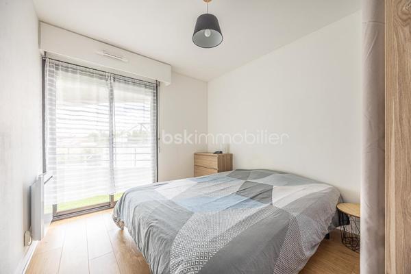 Situé à deux pas du centre-ville de Niort et de Port Boinot, cet appartement T2 meublé très propre bénéficie d'un cadre calme et dispose d'un stationnement dédié. La résidence, récente et bien entretenue, est pourvue d'un ascenseur.
 .
L'entrée dessert une pièce de vie lumineuse ouverte sur la cuisine. Celle-ci peut être totalement fermée par une porte si vous préférez un espace bien distinct. La loggia sans vis-à-vis de plus de 5 m² prolonge agréablement le séjour.
.
La partie nuit comprend une chambre avec baie vitrée donnant sur le balcon, une salle d'eau aveugle, des WC séparés.
.
**À savoir** : 
- L'appartement est vendu meublé et sera libre à compter du 31 décembre 2026. 
- Pas de cave ni de garage. 
- Convient également à un investisseur pour de la location courte durée ou meublée.
- Charges de copropriété prévisionnelles 2026 : 1 269,68 € par an, dont 64,52 € de fonds travaux ; 706,39 € de charges récupérables selon le bilan annuel 2025. 
- Taxe foncière 2025 : 884 €. 
.
Cet appartement correspond à votre projet ?
.
Selon l'article L.561.5 du Code Monétaire et Financier, pour l'organisation de la visite, la présentation d'une pièce d'identité vous sera demandée.
Vous avez la possibilité de vous faire accompagner, lors de la visite, par un professionnel de la construction de votre choix (architecte, expert en bâtiment, maître d'œuvre, artisan, etc.). Cette démarche peut vous permettre d'obtenir un avis technique éclairé sur l'état du bien, d'identifier d'éventuels travaux à prévoir et de sécuriser votre projet d'acquisition. Je vous remercie de bien vouloir m'informer en amont de la visite si vous souhaitez être accompagnés afin de faciliter l'organisation de celle-ci dans les meilleures conditions.
.
Chers confrères, contactez-moi pour travailler en inter-cabinet.