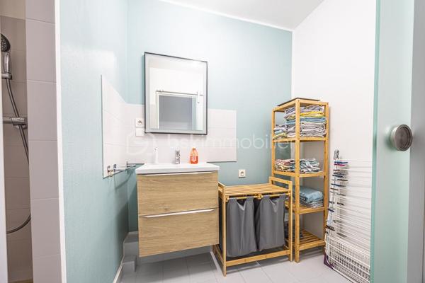 Situé à deux pas du centre-ville de Niort et de Port Boinot, cet appartement T2 meublé très propre bénéficie d'un cadre calme et dispose d'un stationnement dédié. La résidence, récente et bien entretenue, est pourvue d'un ascenseur.
 .
L'entrée dessert une pièce de vie lumineuse ouverte sur la cuisine. Celle-ci peut être totalement fermée par une porte si vous préférez un espace bien distinct. La loggia sans vis-à-vis de plus de 5 m² prolonge agréablement le séjour.
.
La partie nuit comprend une chambre avec baie vitrée donnant sur le balcon, une salle d'eau aveugle, des WC séparés.
.
**À savoir** : 
- L'appartement est vendu meublé et sera libre à compter du 31 décembre 2026. 
- Pas de cave ni de garage. 
- Convient également à un investisseur pour de la location courte durée ou meublée.
- Charges de copropriété prévisionnelles 2026 : 1 269,68 € par an, dont 64,52 € de fonds travaux ; 706,39 € de charges récupérables selon le bilan annuel 2025. 
- Taxe foncière 2025 : 884 €. 
.
Cet appartement correspond à votre projet ?
.
Selon l'article L.561.5 du Code Monétaire et Financier, pour l'organisation de la visite, la présentation d'une pièce d'identité vous sera demandée.
Vous avez la possibilité de vous faire accompagner, lors de la visite, par un professionnel de la construction de votre choix (architecte, expert en bâtiment, maître d'œuvre, artisan, etc.). Cette démarche peut vous permettre d'obtenir un avis technique éclairé sur l'état du bien, d'identifier d'éventuels travaux à prévoir et de sécuriser votre projet d'acquisition. Je vous remercie de bien vouloir m'informer en amont de la visite si vous souhaitez être accompagnés afin de faciliter l'organisation de celle-ci dans les meilleures conditions.
.
Chers confrères, contactez-moi pour travailler en inter-cabinet.