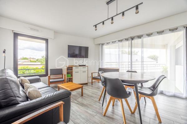 Situé à deux pas du centre-ville de Niort et de Port Boinot, cet appartement T2 meublé très propre bénéficie d'un cadre calme et dispose d'un stationnement dédié. La résidence, récente et bien entretenue, est pourvue d'un ascenseur.
 .
L'entrée dessert une pièce de vie lumineuse ouverte sur la cuisine. Celle-ci peut être totalement fermée par une porte si vous préférez un espace bien distinct. La loggia sans vis-à-vis de plus de 5 m² prolonge agréablement le séjour.
.
La partie nuit comprend une chambre avec baie vitrée donnant sur le balcon, une salle d'eau aveugle, des WC séparés.
.
**À savoir** : 
- L'appartement est vendu meublé et sera libre à compter du 31 décembre 2026. 
- Pas de cave ni de garage. 
- Convient également à un investisseur pour de la location courte durée ou meublée.
- Charges de copropriété prévisionnelles 2026 : 1 269,68 € par an, dont 64,52 € de fonds travaux ; 706,39 € de charges récupérables selon le bilan annuel 2025. 
- Taxe foncière 2025 : 884 €. 
.
Cet appartement correspond à votre projet ?
.
Selon l'article L.561.5 du Code Monétaire et Financier, pour l'organisation de la visite, la présentation d'une pièce d'identité vous sera demandée.
Vous avez la possibilité de vous faire accompagner, lors de la visite, par un professionnel de la construction de votre choix (architecte, expert en bâtiment, maître d'œuvre, artisan, etc.). Cette démarche peut vous permettre d'obtenir un avis technique éclairé sur l'état du bien, d'identifier d'éventuels travaux à prévoir et de sécuriser votre projet d'acquisition. Je vous remercie de bien vouloir m'informer en amont de la visite si vous souhaitez être accompagnés afin de faciliter l'organisation de celle-ci dans les meilleures conditions.
.
Chers confrères, contactez-moi pour travailler en inter-cabinet.