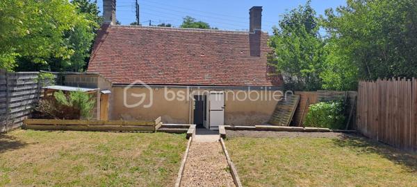 Vous recherchez une maison prête à vivre, avec extérieur et idéalement située ? Cette charmante maison de 64 m², entièrement rénovée en 2015, saura vous séduire par son confort et sa situation privilégiée.
Dès l'entrée, découvrez une belle pièce de vie baignée de lumière avec un grand salon-séjour et sa cuisine ouverte, un espace convivial parfait pour partager de bons moments en famille ou entre amis.
La maison comprend également :
    • Une chambre confortable
    • Une salle d'eau moderne
    • Un WC indépendant
À l'extérieur, vous profiterez d'un terrain de 250 m² avec une agréable terrasse, un véritable atout sans vis-à-vis pour vos repas d'été ou vos moments de détente.

Les + de cette maison :
✔ Entièrement rénovée en 2015, aucun travaux à prévoir
   Combles aménageables (environ 40 m²)
✔ Terrain de 250 m² avec terrasse
✔ Maison lumineuse et fonctionnelle
✔ Emplacement idéal
✔ Proximité immédiate des commerces, écoles, transports et services
Cette maison est idéale pour un premier achat, un couple, une personne seule ou un investisseur à la recherche d'un bien de qualité dans un secteur recherché.