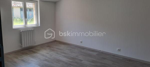 Vous recherchez une maison prête à vivre, avec extérieur et idéalement située ? Cette charmante maison de 64 m², entièrement rénovée en 2015, saura vous séduire par son confort et sa situation privilégiée.
Dès l'entrée, découvrez une belle pièce de vie baignée de lumière avec un grand salon-séjour et sa cuisine ouverte, un espace convivial parfait pour partager de bons moments en famille ou entre amis.
La maison comprend également :
    • Une chambre confortable
    • Une salle d'eau moderne
    • Un WC indépendant
À l'extérieur, vous profiterez d'un terrain de 250 m² avec une agréable terrasse, un véritable atout sans vis-à-vis pour vos repas d'été ou vos moments de détente.

Les + de cette maison :
✔ Entièrement rénovée en 2015, aucun travaux à prévoir
   Combles aménageables (environ 40 m²)
✔ Terrain de 250 m² avec terrasse
✔ Maison lumineuse et fonctionnelle
✔ Emplacement idéal
✔ Proximité immédiate des commerces, écoles, transports et services
Cette maison est idéale pour un premier achat, un couple, une personne seule ou un investisseur à la recherche d'un bien de qualité dans un secteur recherché.