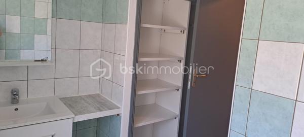 Vous recherchez une maison prête à vivre, avec extérieur et idéalement située ? Cette charmante maison de 64 m², entièrement rénovée en 2015, saura vous séduire par son confort et sa situation privilégiée.
Dès l'entrée, découvrez une belle pièce de vie baignée de lumière avec un grand salon-séjour et sa cuisine ouverte, un espace convivial parfait pour partager de bons moments en famille ou entre amis.
La maison comprend également :
    • Une chambre confortable
    • Une salle d'eau moderne
    • Un WC indépendant
À l'extérieur, vous profiterez d'un terrain de 250 m² avec une agréable terrasse, un véritable atout sans vis-à-vis pour vos repas d'été ou vos moments de détente.

Les + de cette maison :
✔ Entièrement rénovée en 2015, aucun travaux à prévoir
   Combles aménageables (environ 40 m²)
✔ Terrain de 250 m² avec terrasse
✔ Maison lumineuse et fonctionnelle
✔ Emplacement idéal
✔ Proximité immédiate des commerces, écoles, transports et services
Cette maison est idéale pour un premier achat, un couple, une personne seule ou un investisseur à la recherche d'un bien de qualité dans un secteur recherché.