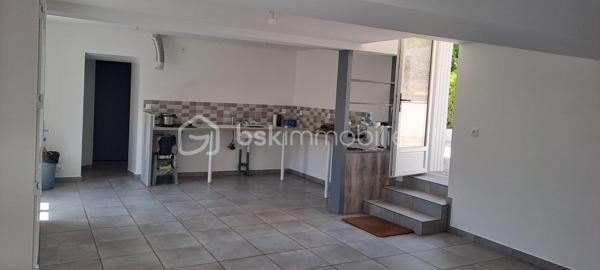 Vous recherchez une maison prête à vivre, avec extérieur et idéalement située ? Cette charmante maison de 64 m², entièrement rénovée en 2015, saura vous séduire par son confort et sa situation privilégiée.
Dès l'entrée, découvrez une belle pièce de vie baignée de lumière avec un grand salon-séjour et sa cuisine ouverte, un espace convivial parfait pour partager de bons moments en famille ou entre amis.
La maison comprend également :
    • Une chambre confortable
    • Une salle d'eau moderne
    • Un WC indépendant
À l'extérieur, vous profiterez d'un terrain de 250 m² avec une agréable terrasse, un véritable atout sans vis-à-vis pour vos repas d'été ou vos moments de détente.

Les + de cette maison :
✔ Entièrement rénovée en 2015, aucun travaux à prévoir
   Combles aménageables (environ 40 m²)
✔ Terrain de 250 m² avec terrasse
✔ Maison lumineuse et fonctionnelle
✔ Emplacement idéal
✔ Proximité immédiate des commerces, écoles, transports et services
Cette maison est idéale pour un premier achat, un couple, une personne seule ou un investisseur à la recherche d'un bien de qualité dans un secteur recherché.