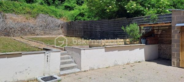 Vous recherchez une maison prête à vivre, avec extérieur et idéalement située ? Cette charmante maison de 64 m², entièrement rénovée en 2015, saura vous séduire par son confort et sa situation privilégiée.
Dès l'entrée, découvrez une belle pièce de vie baignée de lumière avec un grand salon-séjour et sa cuisine ouverte, un espace convivial parfait pour partager de bons moments en famille ou entre amis.
La maison comprend également :
    • Une chambre confortable
    • Une salle d'eau moderne
    • Un WC indépendant
À l'extérieur, vous profiterez d'un terrain de 250 m² avec une agréable terrasse, un véritable atout sans vis-à-vis pour vos repas d'été ou vos moments de détente.

Les + de cette maison :
✔ Entièrement rénovée en 2015, aucun travaux à prévoir
   Combles aménageables (environ 40 m²)
✔ Terrain de 250 m² avec terrasse
✔ Maison lumineuse et fonctionnelle
✔ Emplacement idéal
✔ Proximité immédiate des commerces, écoles, transports et services
Cette maison est idéale pour un premier achat, un couple, une personne seule ou un investisseur à la recherche d'un bien de qualité dans un secteur recherché.