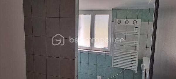 Vous recherchez une maison prête à vivre, avec extérieur et idéalement située ? Cette charmante maison de 64 m², entièrement rénovée en 2015, saura vous séduire par son confort et sa situation privilégiée.
Dès l'entrée, découvrez une belle pièce de vie baignée de lumière avec un grand salon-séjour et sa cuisine ouverte, un espace convivial parfait pour partager de bons moments en famille ou entre amis.
La maison comprend également :
    • Une chambre confortable
    • Une salle d'eau moderne
    • Un WC indépendant
À l'extérieur, vous profiterez d'un terrain de 250 m² avec une agréable terrasse, un véritable atout sans vis-à-vis pour vos repas d'été ou vos moments de détente.

Les + de cette maison :
✔ Entièrement rénovée en 2015, aucun travaux à prévoir
   Combles aménageables (environ 40 m²)
✔ Terrain de 250 m² avec terrasse
✔ Maison lumineuse et fonctionnelle
✔ Emplacement idéal
✔ Proximité immédiate des commerces, écoles, transports et services
Cette maison est idéale pour un premier achat, un couple, une personne seule ou un investisseur à la recherche d'un bien de qualité dans un secteur recherché.
