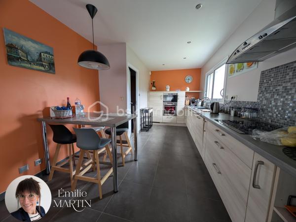 Ne manquez pas la visite de cette maison spacieuse qui comprend au rez de chaussée une pièce de vie avec un salon-séjour traversant, une cuisine ouverte, ainsi qu'un cellier.
Sur ce même palier, vous y trouverez une chambre avec un dressing et une salle d'eau, un wc séparé complète ce niveau.

A l'étage, nous sommes acceuilli par un palier qui dessert une mezzanine, 3 chambres ainsi qu'une salle de bain et un wc séparé.

Le bien dispose également d'une terrasse, un petit jardin, un garage indépendant, une cour pour stationner des véhicules ainsi qu'un potager.

Ne tardez plus pour visiter ce bien coup de cœur !
Emilie MARTIN