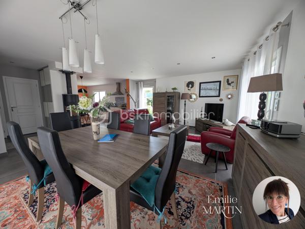 Ne manquez pas la visite de cette maison spacieuse qui comprend au rez de chaussée une pièce de vie avec un salon-séjour traversant, une cuisine ouverte, ainsi qu'un cellier.
Sur ce même palier, vous y trouverez une chambre avec un dressing et une salle d'eau, un wc séparé complète ce niveau.

A l'étage, nous sommes acceuilli par un palier qui dessert une mezzanine, 3 chambres ainsi qu'une salle de bain et un wc séparé.

Le bien dispose également d'une terrasse, un petit jardin, un garage indépendant, une cour pour stationner des véhicules ainsi qu'un potager.

Ne tardez plus pour visiter ce bien coup de cœur !
Emilie MARTIN