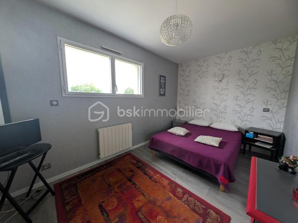 Ne manquez pas la visite de cette maison spacieuse qui comprend au rez de chaussée une pièce de vie avec un salon-séjour traversant, une cuisine ouverte, ainsi qu'un cellier.
Sur ce même palier, vous y trouverez une chambre avec un dressing et une salle d'eau, un wc séparé complète ce niveau.

A l'étage, nous sommes acceuilli par un palier qui dessert une mezzanine, 3 chambres ainsi qu'une salle de bain et un wc séparé.

Le bien dispose également d'une terrasse, un petit jardin, un garage indépendant, une cour pour stationner des véhicules ainsi qu'un potager.

Ne tardez plus pour visiter ce bien coup de cœur !
Emilie MARTIN