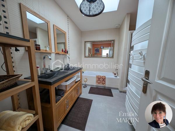 Ne manquez pas la visite de cette maison spacieuse qui comprend au rez de chaussée une pièce de vie avec un salon-séjour traversant, une cuisine ouverte, ainsi qu'un cellier.
Sur ce même palier, vous y trouverez une chambre avec un dressing et une salle d'eau, un wc séparé complète ce niveau.

A l'étage, nous sommes acceuilli par un palier qui dessert une mezzanine, 3 chambres ainsi qu'une salle de bain et un wc séparé.

Le bien dispose également d'une terrasse, un petit jardin, un garage indépendant, une cour pour stationner des véhicules ainsi qu'un potager.

Ne tardez plus pour visiter ce bien coup de cœur !
Emilie MARTIN