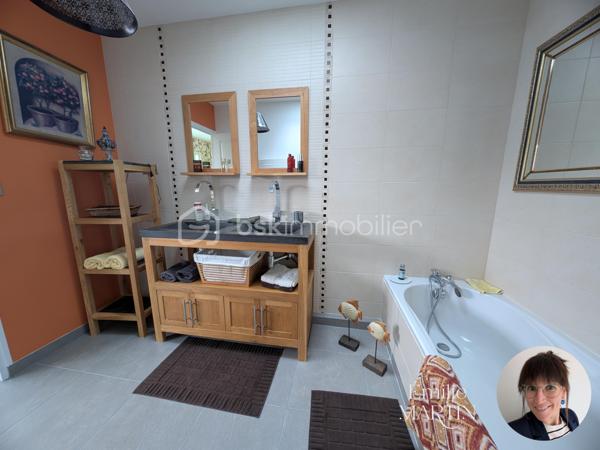 Ne manquez pas la visite de cette maison spacieuse qui comprend au rez de chaussée une pièce de vie avec un salon-séjour traversant, une cuisine ouverte, ainsi qu'un cellier.
Sur ce même palier, vous y trouverez une chambre avec un dressing et une salle d'eau, un wc séparé complète ce niveau.

A l'étage, nous sommes acceuilli par un palier qui dessert une mezzanine, 3 chambres ainsi qu'une salle de bain et un wc séparé.

Le bien dispose également d'une terrasse, un petit jardin, un garage indépendant, une cour pour stationner des véhicules ainsi qu'un potager.

Ne tardez plus pour visiter ce bien coup de cœur !
Emilie MARTIN