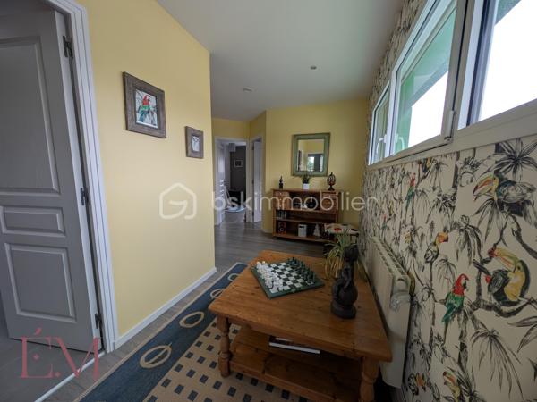 Ne manquez pas la visite de cette maison spacieuse qui comprend au rez de chaussée une pièce de vie avec un salon-séjour traversant, une cuisine ouverte, ainsi qu'un cellier.
Sur ce même palier, vous y trouverez une chambre avec un dressing et une salle d'eau, un wc séparé complète ce niveau.

A l'étage, nous sommes acceuilli par un palier qui dessert une mezzanine, 3 chambres ainsi qu'une salle de bain et un wc séparé.

Le bien dispose également d'une terrasse, un petit jardin, un garage indépendant, une cour pour stationner des véhicules ainsi qu'un potager.

Ne tardez plus pour visiter ce bien coup de cœur !
Emilie MARTIN