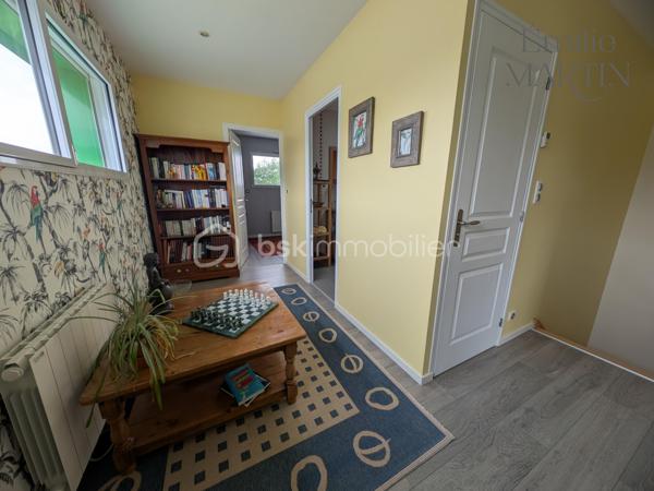 Ne manquez pas la visite de cette maison spacieuse qui comprend au rez de chaussée une pièce de vie avec un salon-séjour traversant, une cuisine ouverte, ainsi qu'un cellier.
Sur ce même palier, vous y trouverez une chambre avec un dressing et une salle d'eau, un wc séparé complète ce niveau.

A l'étage, nous sommes acceuilli par un palier qui dessert une mezzanine, 3 chambres ainsi qu'une salle de bain et un wc séparé.

Le bien dispose également d'une terrasse, un petit jardin, un garage indépendant, une cour pour stationner des véhicules ainsi qu'un potager.

Ne tardez plus pour visiter ce bien coup de cœur !
Emilie MARTIN