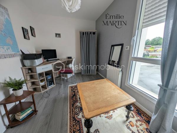 Ne manquez pas la visite de cette maison spacieuse qui comprend au rez de chaussée une pièce de vie avec un salon-séjour traversant, une cuisine ouverte, ainsi qu'un cellier.
Sur ce même palier, vous y trouverez une chambre avec un dressing et une salle d'eau, un wc séparé complète ce niveau.

A l'étage, nous sommes acceuilli par un palier qui dessert une mezzanine, 3 chambres ainsi qu'une salle de bain et un wc séparé.

Le bien dispose également d'une terrasse, un petit jardin, un garage indépendant, une cour pour stationner des véhicules ainsi qu'un potager.

Ne tardez plus pour visiter ce bien coup de cœur !
Emilie MARTIN