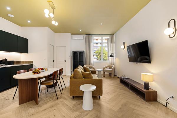 CANNES — BOULEVARD CARNOT ; appartement 4 pièces entièrement rénové — 79 m² — Immeuble Belle Époque