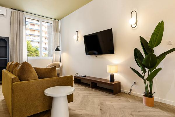 CANNES — BOULEVARD CARNOT ; appartement 4 pièces entièrement rénové — 79 m² — Immeuble Belle Époque