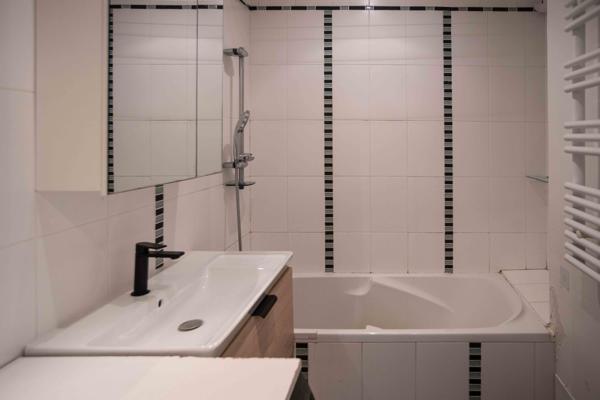 Appartement
         3 pièces
        - 57 m² 285 000 € *