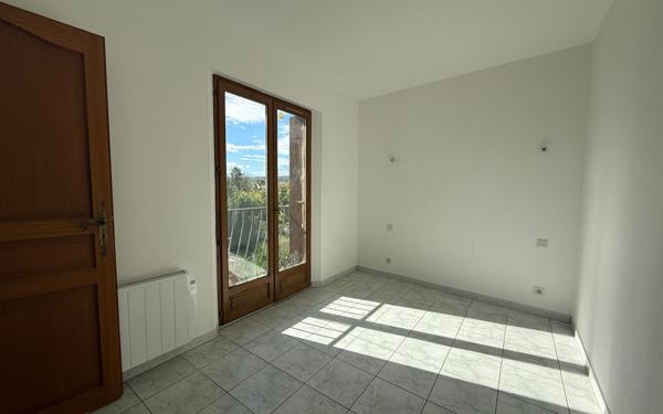 Maison à louer    5 pièces •  Espira-de-l'Agly